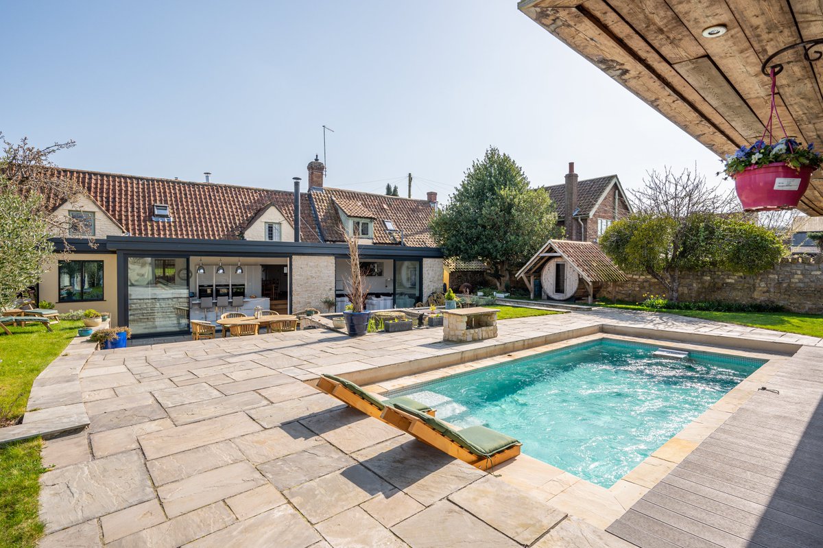 lighlo's tweet photo. This at this fabulous property on the market in Lower Almondsbury, South Gloucester. Makes me want to dive in the pool with all this lovely weather we are having! https://t.co/IRJS5YZZ91