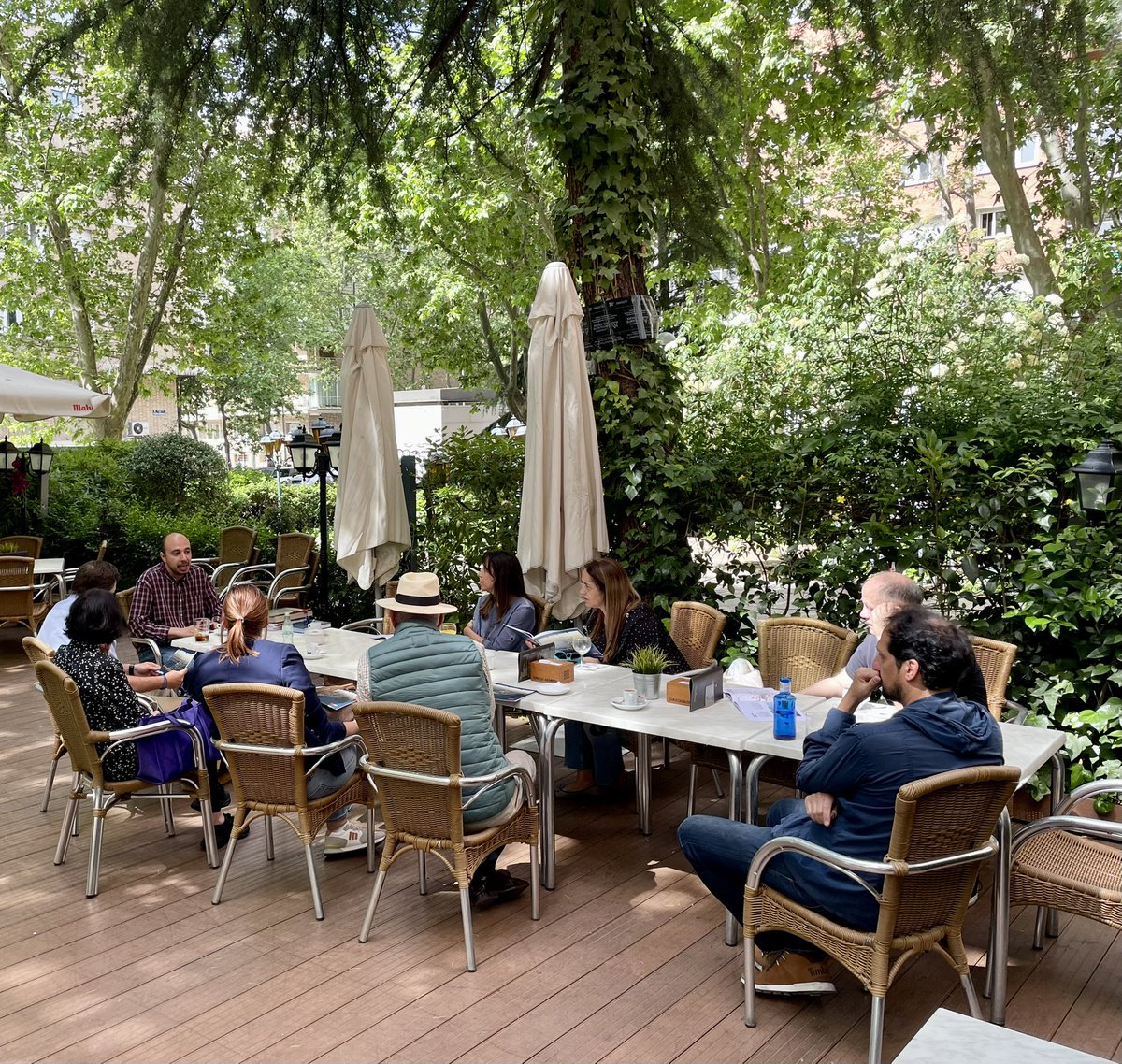 costa_fleming's tweet photo. Tomando un café con @MadridNuevoN charlando sobre el avance y novedades del proyecto y escuchando las inquietudes y dudas de vecinos y comerciantes del barrio. #makingbarrio https://t.co/2iHu8q9mqN