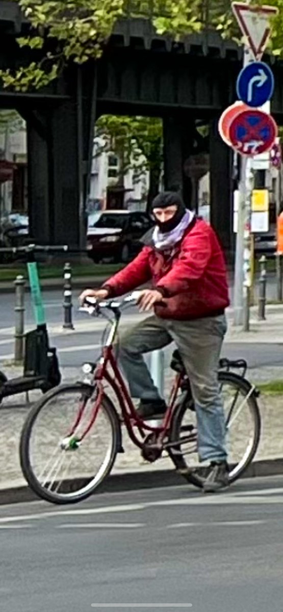 freundeskreisv's tweet photo. #Autonomer(?) der an roter Ampel hält
Berlin-Kreuzberg, Oranienstr./Manteuffelstr., 30.4.22
#Autonome
@RadicalPast @unsersquat @Autonomie_Mag @A_DemosanisFFM @AutonomerJ @PAutonomie1 @antifa_w @AFZ_Potsdam @AutonomeB https://t.co/tnCBUfGK33