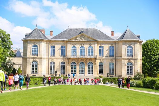 Les élèves médiateurs de l'<a href="/EcoleduLouvre/">Ecole du Louvre</a>  seront présents sur trois sites samedi 14 mai pour la <a href="/NuitdesMusees/">NuitdesMusées</a> :  au <a href="/CVersailles/">Château de Versailles</a> au <a href="/PalaisGalliera/">Palais Galliera</a>  et au <a href="/museerodin/">Paradise Lost</a> (certaines œuvres seront à découvrir à la lampe torche dans l'obscurité du jardin) : bit.ly/3Pk7Q5l