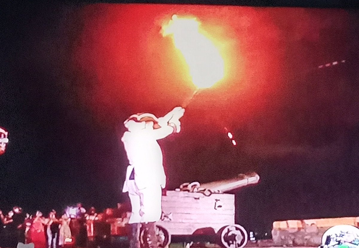 MaryCarmenPupo1's tweet photo. La ceremonia del cañonazo de las 9.00 p.m en la Habana, forma parte de las tradiciones y la historia de la nación cubana. Los jóvenes combatientes de la compañía de ceremonias pertenecientes a las #FARCuba se forjan y aprenden amar a #Cuba y su Revolución. #CubaViveEnSuHistoria https://t.co/b3HWMl2dbA