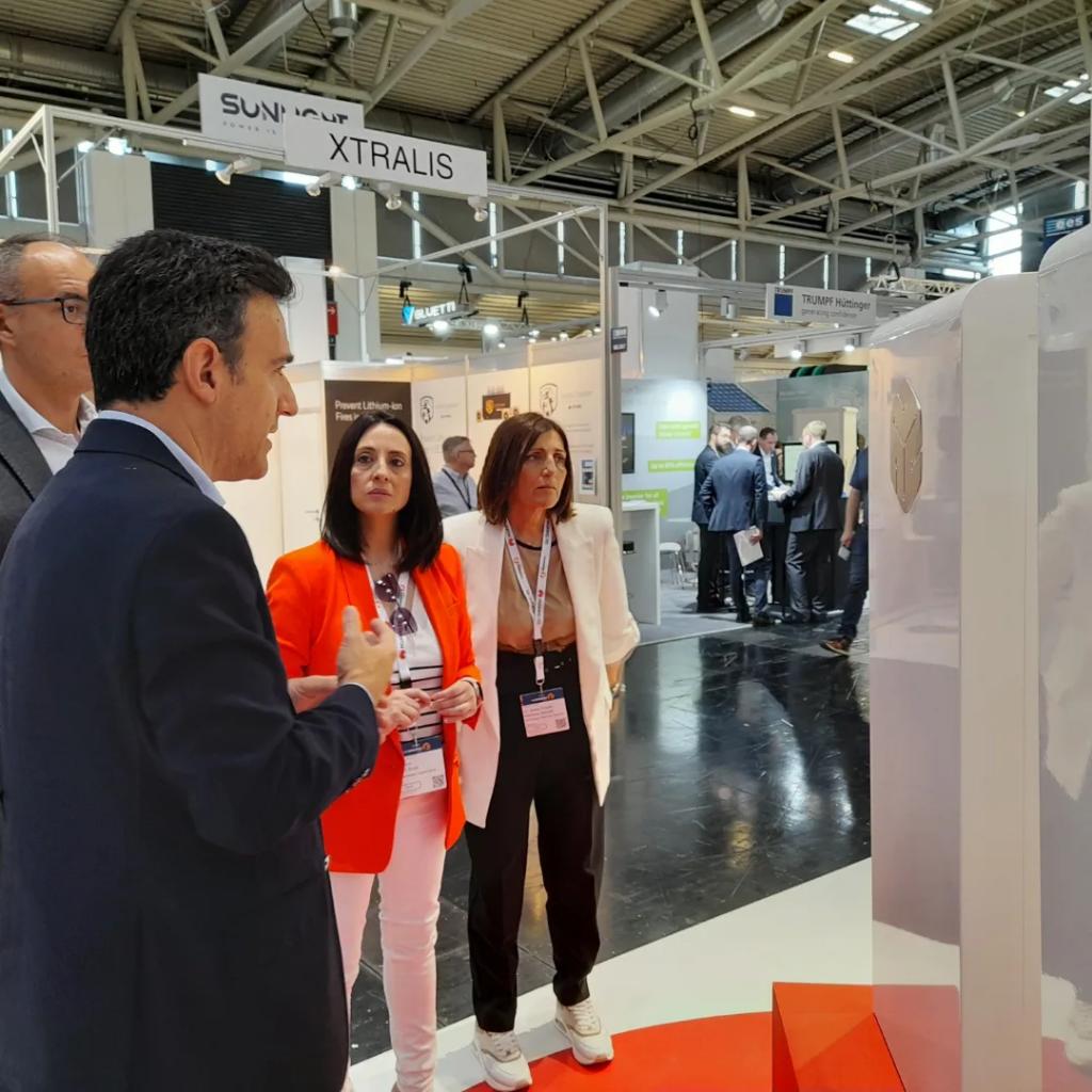 turbo_energy's tweet photo. Today we have received at our booth in #IntersolarEurope2022 the visit of @Rebeca_Torro, @emparmbonafe and @MarcosJLacruz. Our CEO, Enrique Selva, explained to them #SunBoxEV smart solar system with the #TurboEnergyApp https://t.co/nCymKw5XEm