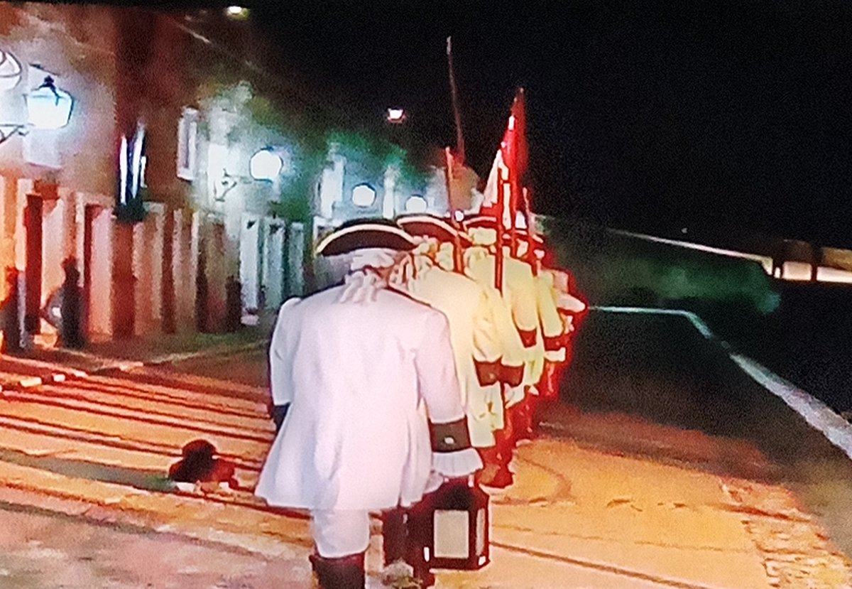 La ceremonia del cañonazo de las 9.00 p.m en la Habana, forma parte de las tradiciones y la historia de la nación cubana. Los jóvenes combatientes de la compañía de ceremonias pertenecientes a las #FARCuba se forjan y aprenden amar a #Cuba y su Revolución. #CubaViveEnSuHistoria