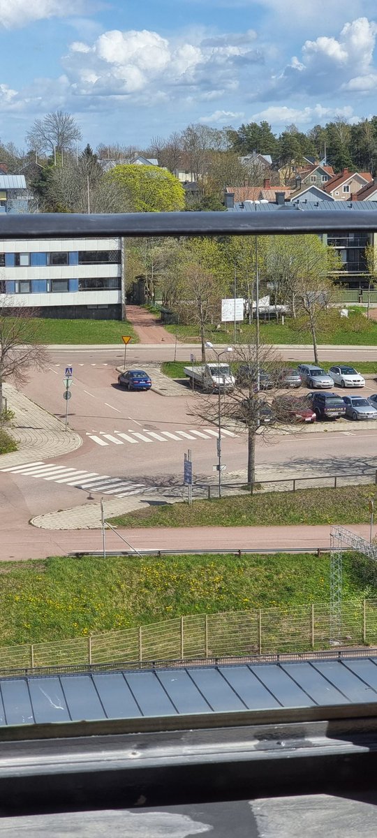 MinkkinenTimo's tweet photo. Siittä @hurumdara2 mallia pysäköintiin. 😅 Tökerön näköistä, mutta ilmeisen sallittua liikennesääntöjen puitteissa? https://t.co/b0MFqmineE