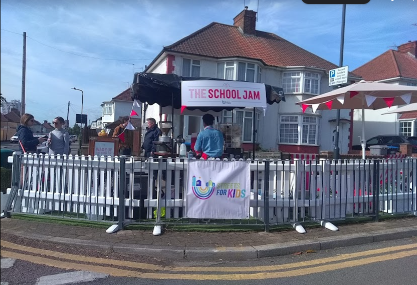 CricklewoodMum's tweet photo. Great #SchoolJam event this morning outside @oakingtonmanor celebrating #SchoolStreets with a mobile #cargobike cafe, chaises longues, and lots of happy families! #StreetsForKids @cities_clean. 

Also best banner ever! #WalkAndRoll https://t.co/lNIFgBuTu0