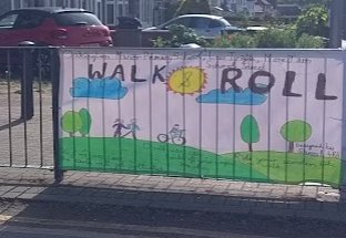 CricklewoodMum's tweet photo. Great #SchoolJam event this morning outside @oakingtonmanor celebrating #SchoolStreets with a mobile #cargobike cafe, chaises longues, and lots of happy families! #StreetsForKids @cities_clean. 

Also best banner ever! #WalkAndRoll https://t.co/lNIFgBuTu0
