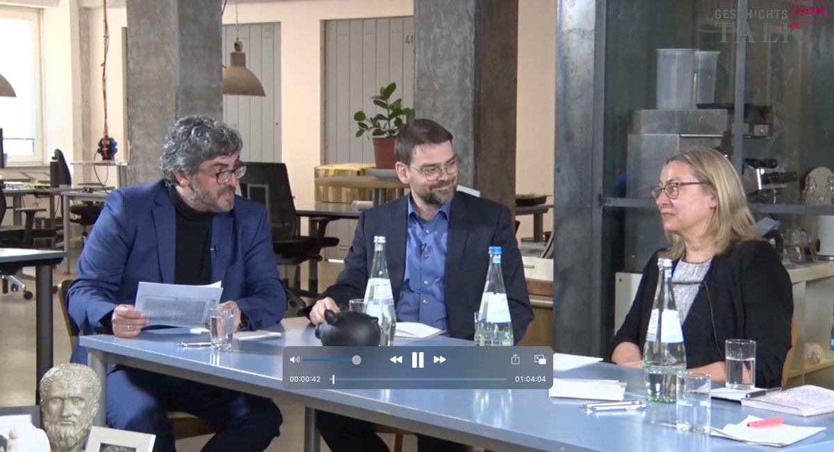 Unser Account hat ein neues Titelbild, ein Screenshot aus der Senung 20, die wir am Montag publizieren.
Zu sehen: die drei Partner. Der Moderator Georgios Chatzoudis von <a href="/PortalLISA/">L.I.S.A. Wissenschaftsportal</a> und die sich in Zukunft in den Sendungen abwechselnden Co-Hosts <a href="/AntjeFluechter/">Antje Flüchter</a> und <a href="/MDemantowsky/">Marko Demantowsky</a>.