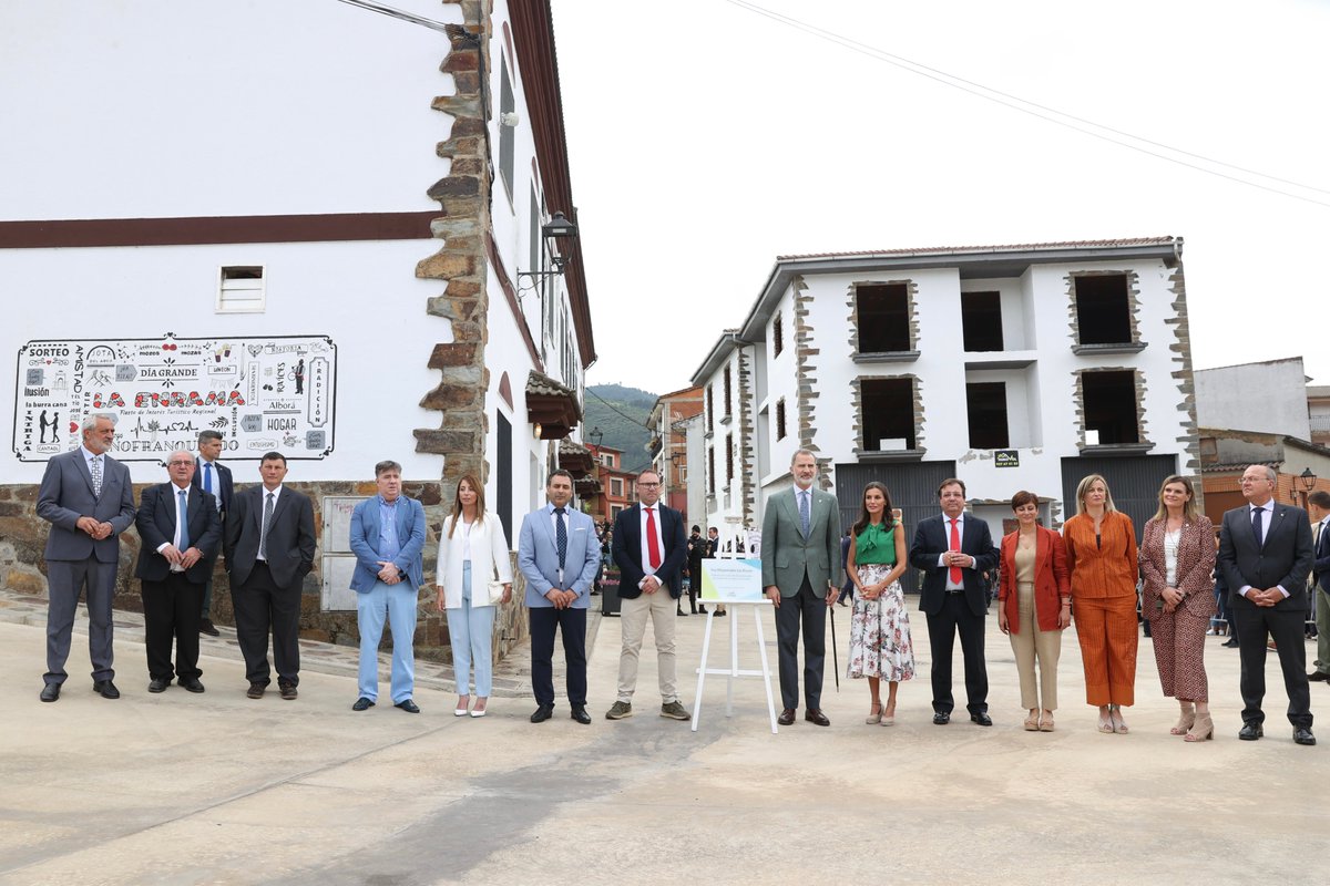 CasaReal's tweet photo. En su visita a Pinofranqueado, los Reyes han asistido al Centro de Documentación de Las Hurdes, un espacio de referencia para la investigación y la interpretación de la cultura hurdana a lo largo del tiempo.

➡️https://t.co/Dr8GvsAJ9d https://t.co/fNi8BCXdP9