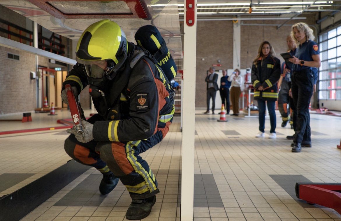 DilanYesilgoz's tweet photo. In Katwijk staan deze stoere mensen 24/7 klaar om branden te blussen, dieren te redden, rampen te bestrijden en voorlichting te geven. 

Goed om jullie te spreken, dank voor de kans mij te laten ervaren hoe zwaar en uitdagend het werk is 💪♥️ https://t.co/8YKWVpoUSK