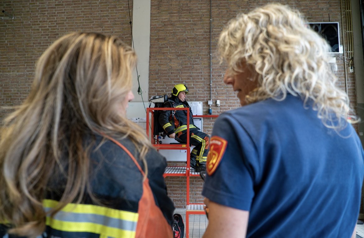 DilanYesilgoz's tweet photo. In Katwijk staan deze stoere mensen 24/7 klaar om branden te blussen, dieren te redden, rampen te bestrijden en voorlichting te geven. 

Goed om jullie te spreken, dank voor de kans mij te laten ervaren hoe zwaar en uitdagend het werk is 💪♥️ https://t.co/8YKWVpoUSK