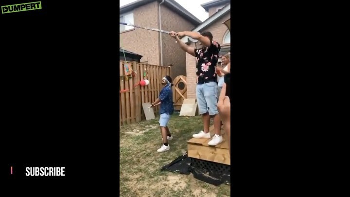 dumpert's tweet photo. Wait for it… 😂 #piñata #fail #stok #slaan #videofuck #oehoe #aahaa https://t.co/s7DBh0tVEW https://t.co/TLIdrRiCPE