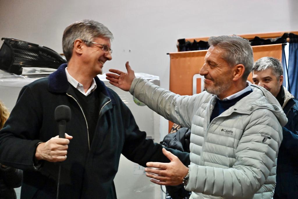 SIEPChubut's tweet photo. 🏥El @gobiernochubut ampliará el Hospital Zonal de Esquel, el gobernador @arcionimariano firmó el contrato de obra en la localidad. 

✅ Inversión: $337.681.479
✅Plazo de obra: 900 días corridos.
✅Superficie a ampliar: 2.264,70 m2. https://t.co/sHbOqNPYzH