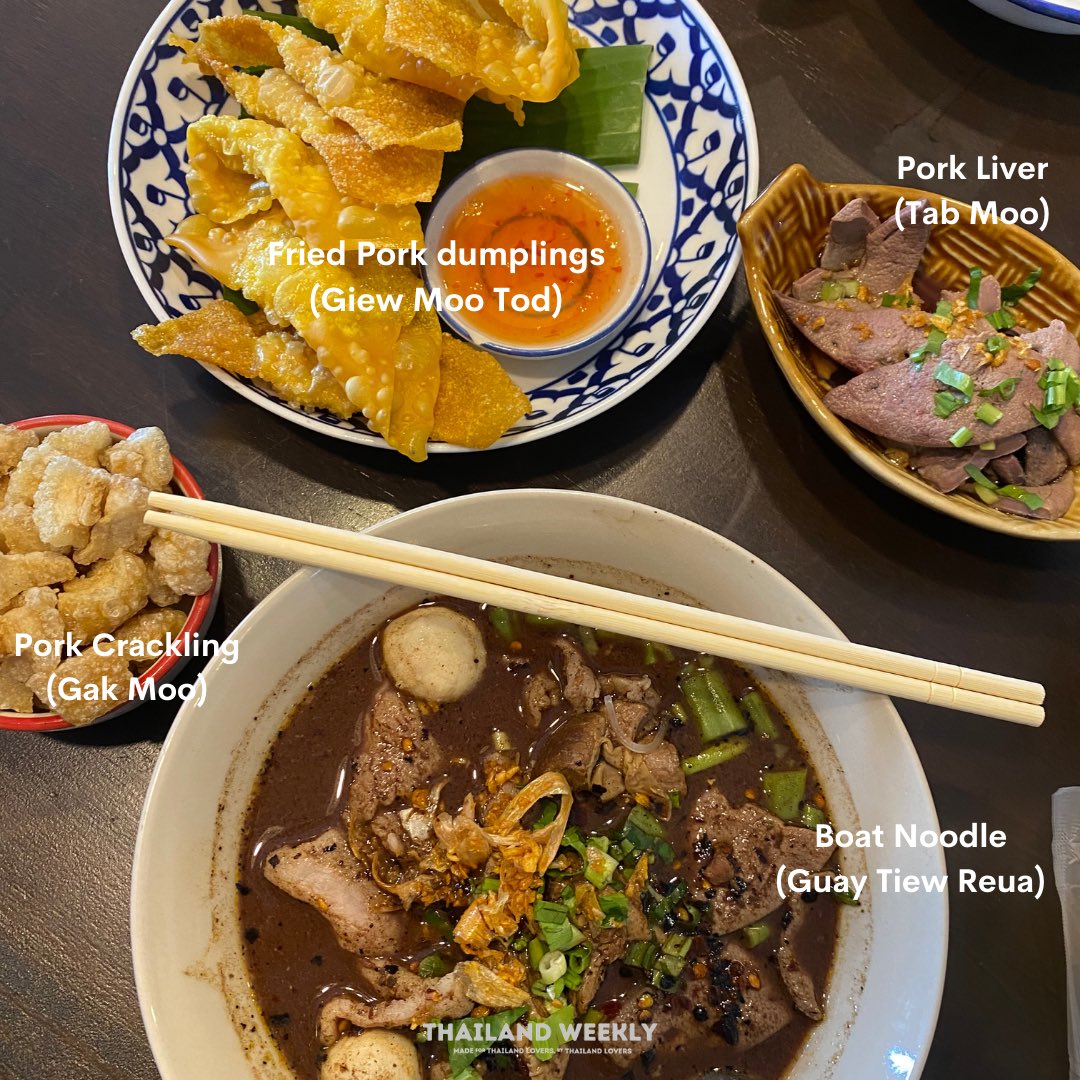 Which type of noodles do you like?🍜

(ENG/TH) 👇🏼🤓
•Big flat noodles = Sen Yai
•Thin rice noodles / small noodles = Sen Lek
•Vermicelli = Sen Mee
•Glass noodles = Wun Sen
•Egg noodles = Ba Mee
•Instant noodles = Sen Ma-ma

#noodles #thainoodles #boatnoodles #thaifood
