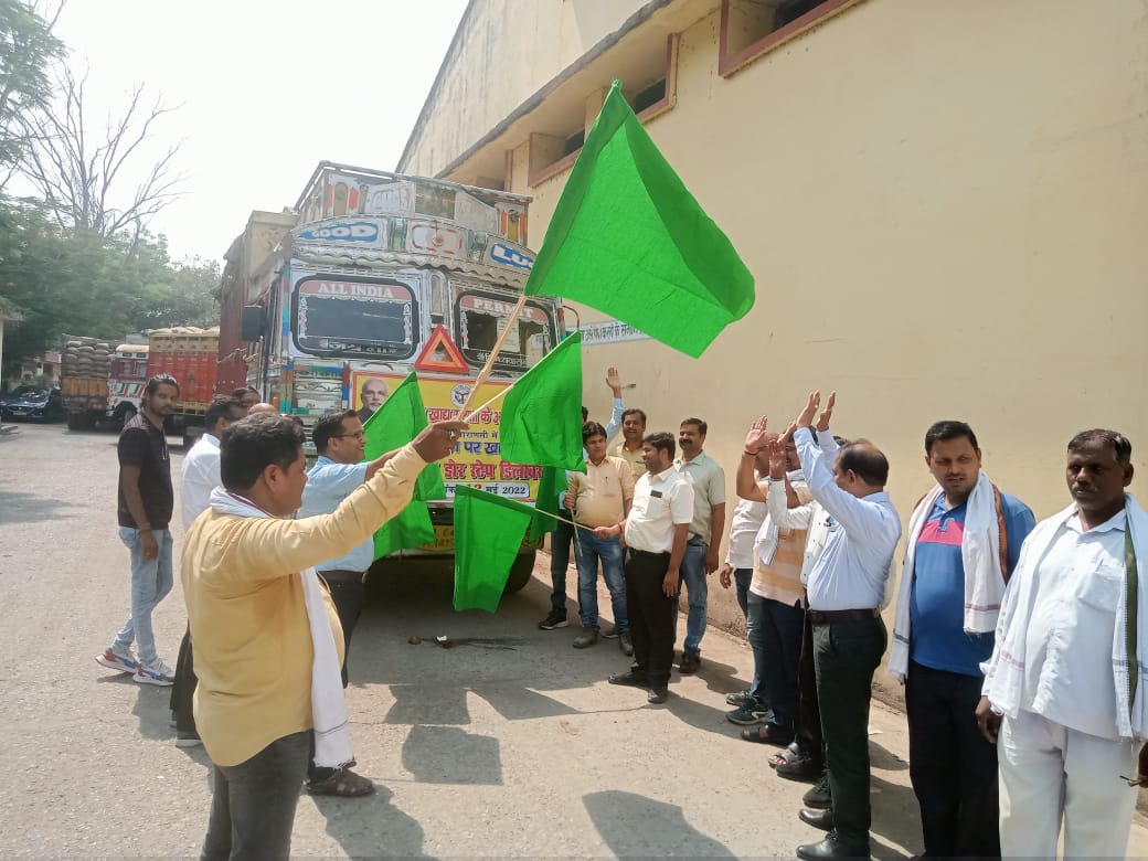 VaranasiDo's tweet photo. कृपया सिंगल स्टेज डोर स्टेप डिलीवरी के अंतर्गत भारतीय खाद्य निगम, मंडल कार्यालय, वाराणसी के गोदाम से सीधे उचित दर विक्रेताओं की दुकान पर खाद्यान प्रेषण का शुभारंभ किया गया। @FCI_India @Kailash56533193 @FCI_NorthZone @AzamgarhDo @FCIDOAllahabad @ChakrapaniSidd https://t.co/qevWp1HBUP