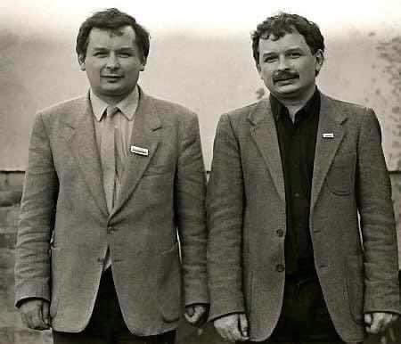 Tulajew's tweet photo. 32 lat temu powstało Porozumienie Centrum. Bez #PC nie byłoby nas tu, gdzie jesteśmy teraz. 
🇵🇱🇵🇱🇵🇱 https://t.co/8lwbVJXMm4