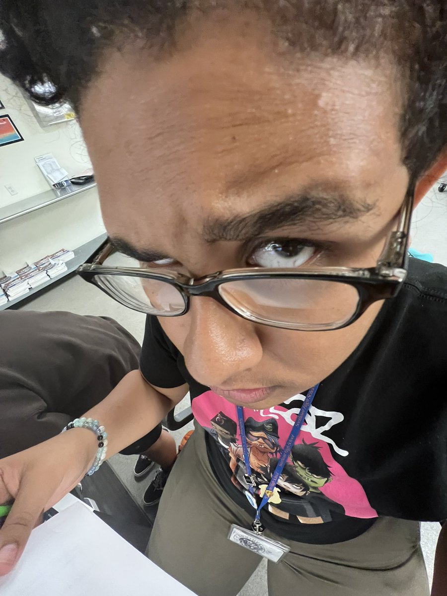 literallyv4nii's tweet photo. me during the ap test trying to hear what bubble my partner filled in 🙄🙏🏽‼️ https://t.co/IRePMUyShc