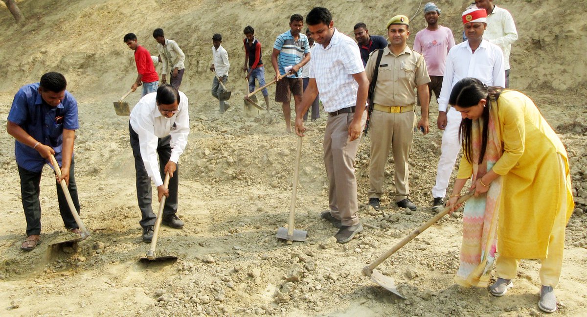dm_budaun's tweet photo. आज 12 मई को CDO ऋषिराज एवं अन्य अधिकारियों के साथ नारियल तोड़कर, हवन पूजन कर, नींव में ईट रखकर एवं फावड़ा चलाकर वि0खण्ड जगत में अमृत सरोवर योजना का शुभारंभ किया। साथ ही श्रमदान भी किया गया। ग्रामीणों से तालाब के जल को गंदा न करने की अपील भी की गई।
@InfoDeptUP @UPGovt @CMOfficeUP https://t.co/FRJwb92ZxG