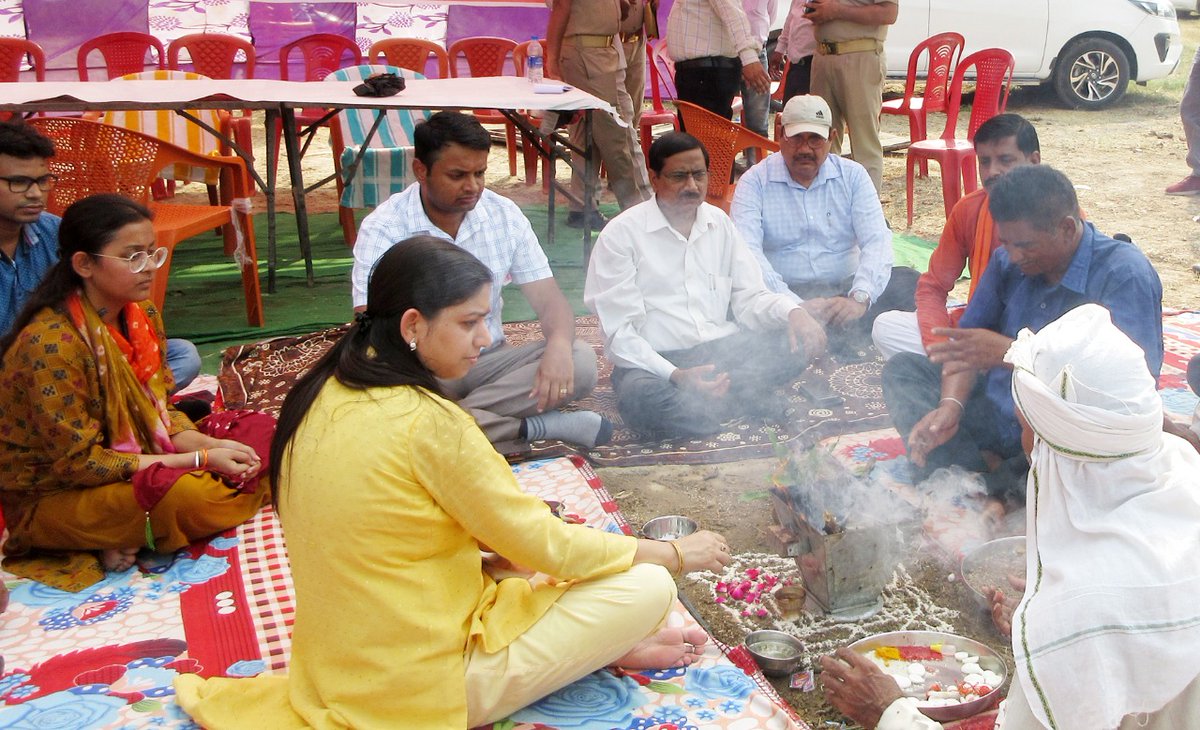 dm_budaun's tweet photo. आज 12 मई को CDO ऋषिराज एवं अन्य अधिकारियों के साथ नारियल तोड़कर, हवन पूजन कर, नींव में ईट रखकर एवं फावड़ा चलाकर वि0खण्ड जगत में अमृत सरोवर योजना का शुभारंभ किया। साथ ही श्रमदान भी किया गया। ग्रामीणों से तालाब के जल को गंदा न करने की अपील भी की गई।
@InfoDeptUP @UPGovt @CMOfficeUP https://t.co/FRJwb92ZxG