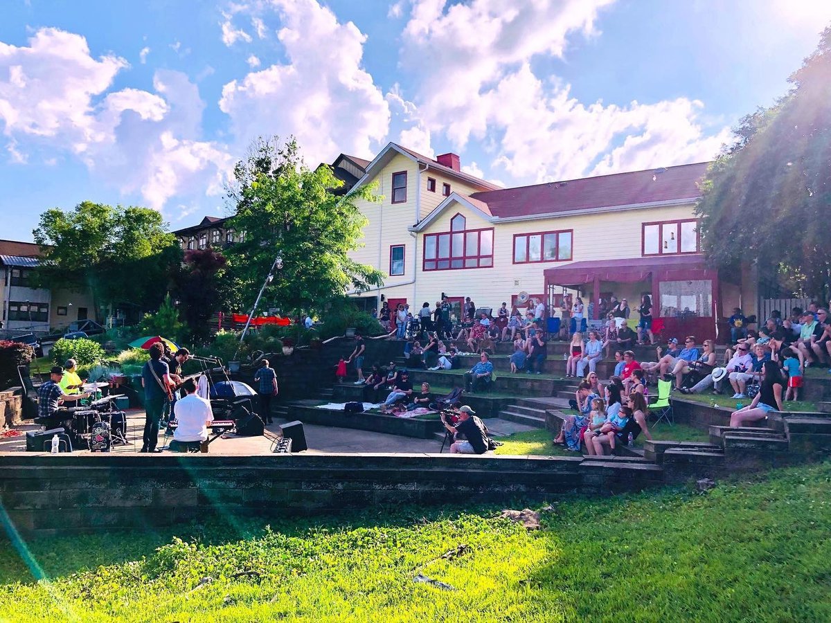 DowntownMemphis's tweet photo. 🦋🎵 #RiverSeries is back with the second spring show this Sat, May 14!
Join us for some early evening rock and roll action with Jeremy & the Drip Edges and Tim Prudhomme’s FAKE! For tickets + more info, visit https://t.co/A7dyKcy5ez / https://t.co/QBMMeowCKv!
#downtownmemphis https://t.co/HgR9zfPKcu