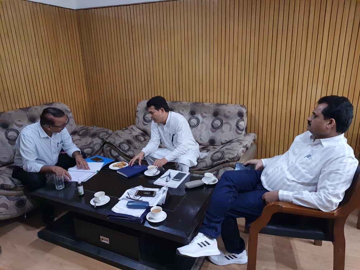SureshS17271265's tweet photo. Today held a meeting with officials of R&amp;B Department at Jammu @narendramodi
@BJP4JnK @ImRavinderRaina @AshokKoul59 @tarunchughbjp @ashishsood_bjp @ImRupeshkmr https://t.co/1gGzSS25Kl
