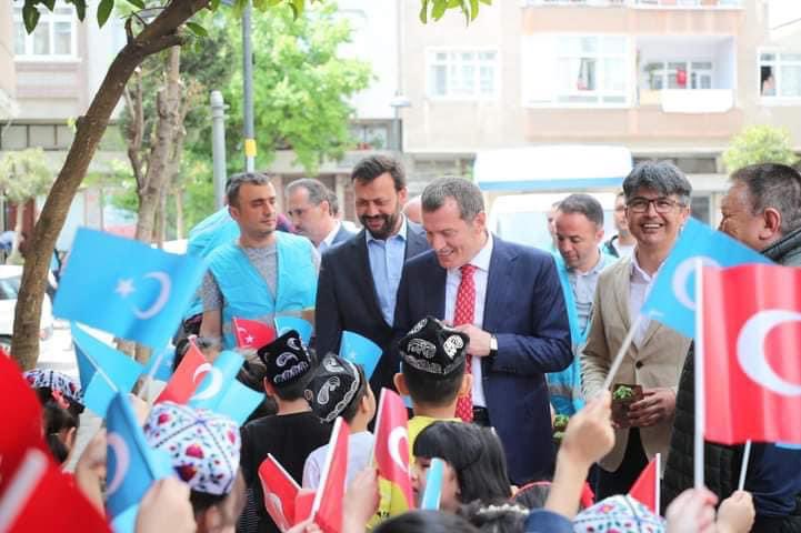 ئىستانبۇل زەيتۇنبۇرنۇ بەلەدىيە باشلىقى ئۇيغۇر ئۇقۇغۇچلارنى زىيارەت قىلدى

 Zeytinburnu Belediye Başkanımızın <a href="/omerrarisoy/">Ömer Arısoy</a> Halkla fesleğen 🌿 buluşması ziyaretleri esnasında <a href="/DTMaarif/">DTMaarif</a> derneği Zeytinburnu Şubesi Uygur Anaokulu öğrencileri ile hoş sohbet.