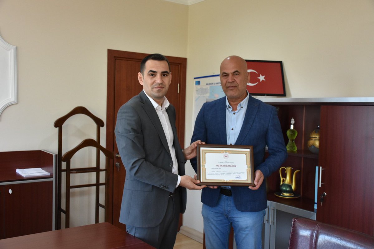 Sayın Kaymakamımız Mevlana Kürkcü Gökçeyazı Mahallesinde kurulan güvenlik kamerası sistemine vermiş olduğu maddi destekleri için Bilal Koç beyefendiye Teşekkür Belgesi verdi.