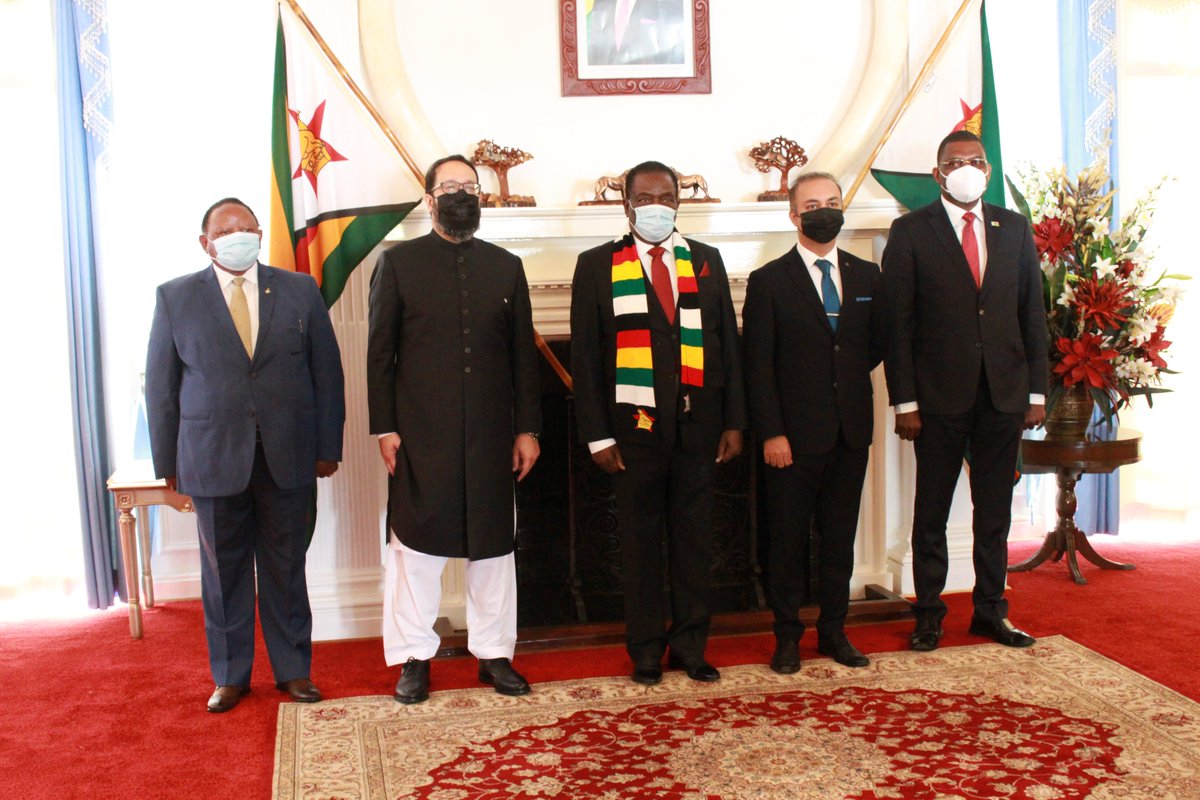 MoFA_ZW's tweet photo. This afternoon, H.E @edmnangagwa received credentials from new Ambassadors; Mr. Murad Baseer of Pakistan, Mr. Zainal Arif Mantaha of Singapore, Mr. Hoang Van Loi of Vietnam &amp; Ms. Ofra Fahri of Israel.
All the Ambassadors pledged to work together with 🇿🇼 &amp; improve relations. https://t.co/addmlz4JIe