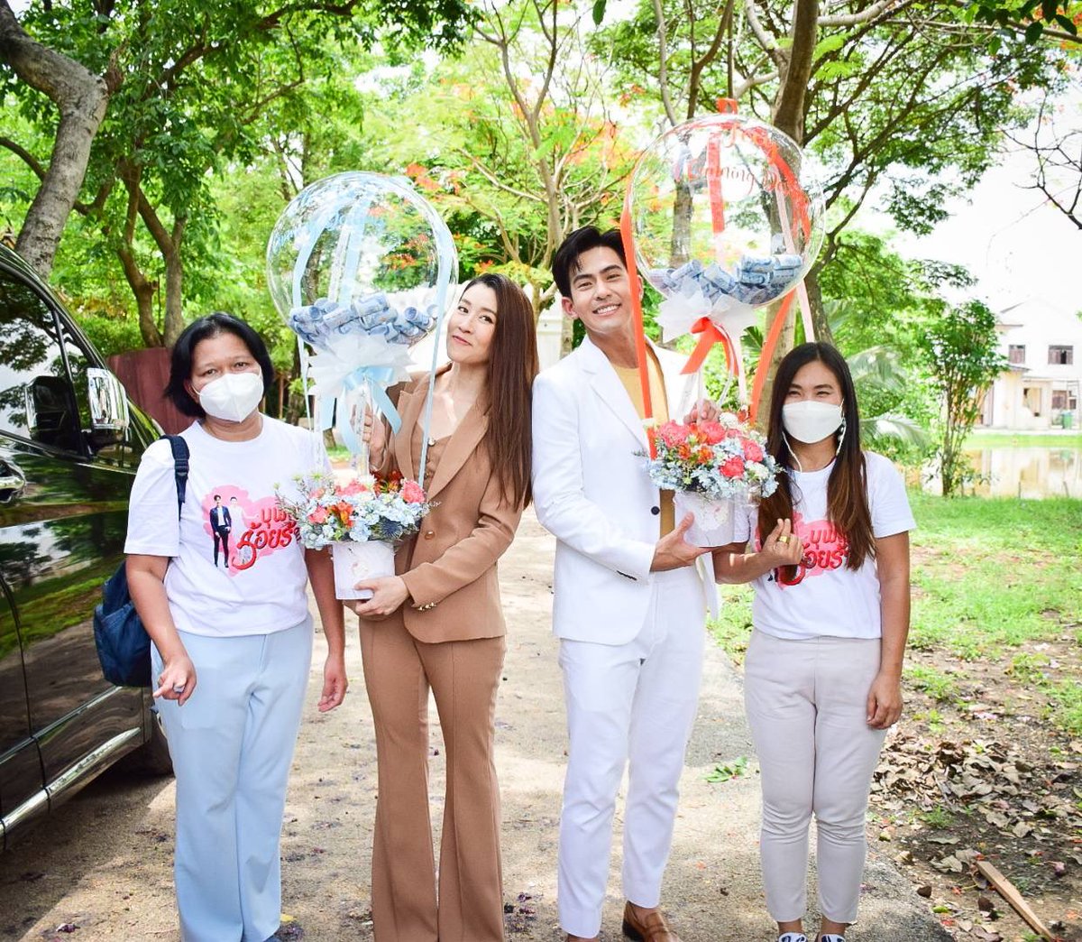 piing_ks's tweet photo. ตัวแทนแม่ย่าแม่ยายย สักขีพยานรัก #เต้ยเชียร์ ขออนุญาตแม่ย่าแม่ยายด้วยฮะ 5555 🧡💙 #บวงสรวงบุพเพร้อยร้าย https://t.co/e5XovsnHnY