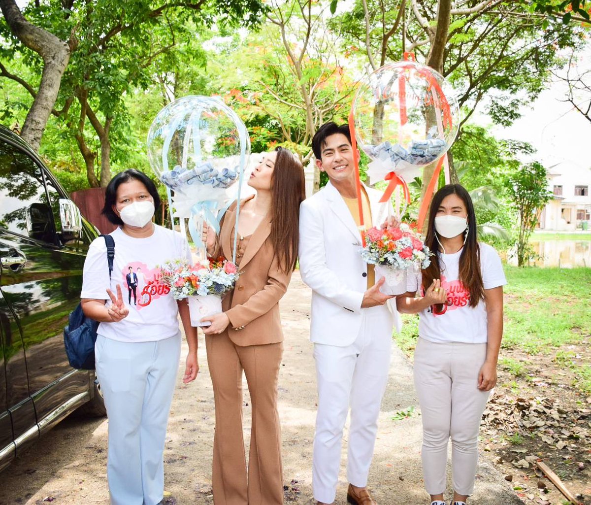 piing_ks's tweet photo. ตัวแทนแม่ย่าแม่ยายย สักขีพยานรัก #เต้ยเชียร์ ขออนุญาตแม่ย่าแม่ยายด้วยฮะ 5555 🧡💙 #บวงสรวงบุพเพร้อยร้าย https://t.co/e5XovsnHnY
