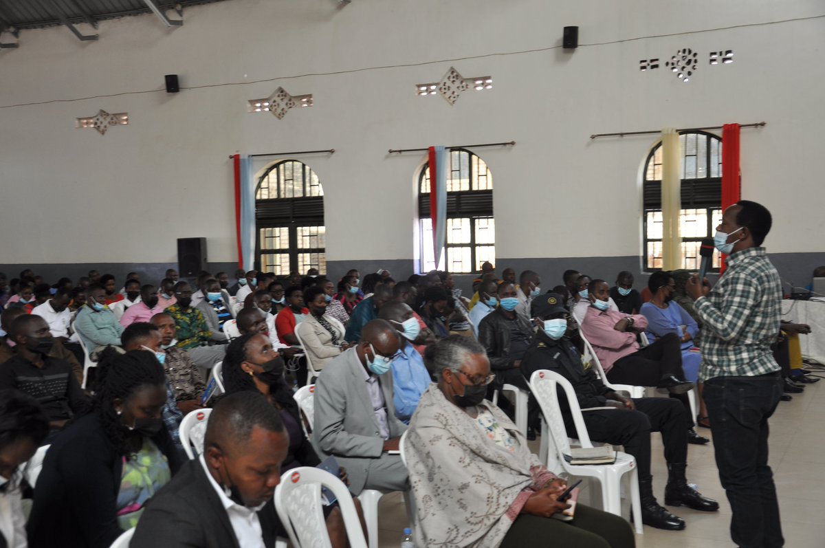 2/3:Inama iyobowe na <a href="/SylvereDr/">Dr. NAHAYO Sylvere</a> Umuyobozi w'Akarere. Abitabiriye barungurana ibitekerezo ku kwesa umuhigo wa mutuweli 2022/2023, gukangurira abaturage gahunda ya <a href="/EjoHeza_Pension/">EjoHeza</a>,kubakira abatishoboye, kwishyuza inguzanyo zatanzwe muri VUP/FS no gukumira #COVID19 <a href="/RwandaLocalGov/">Ministry of Local Government | Rwanda</a>