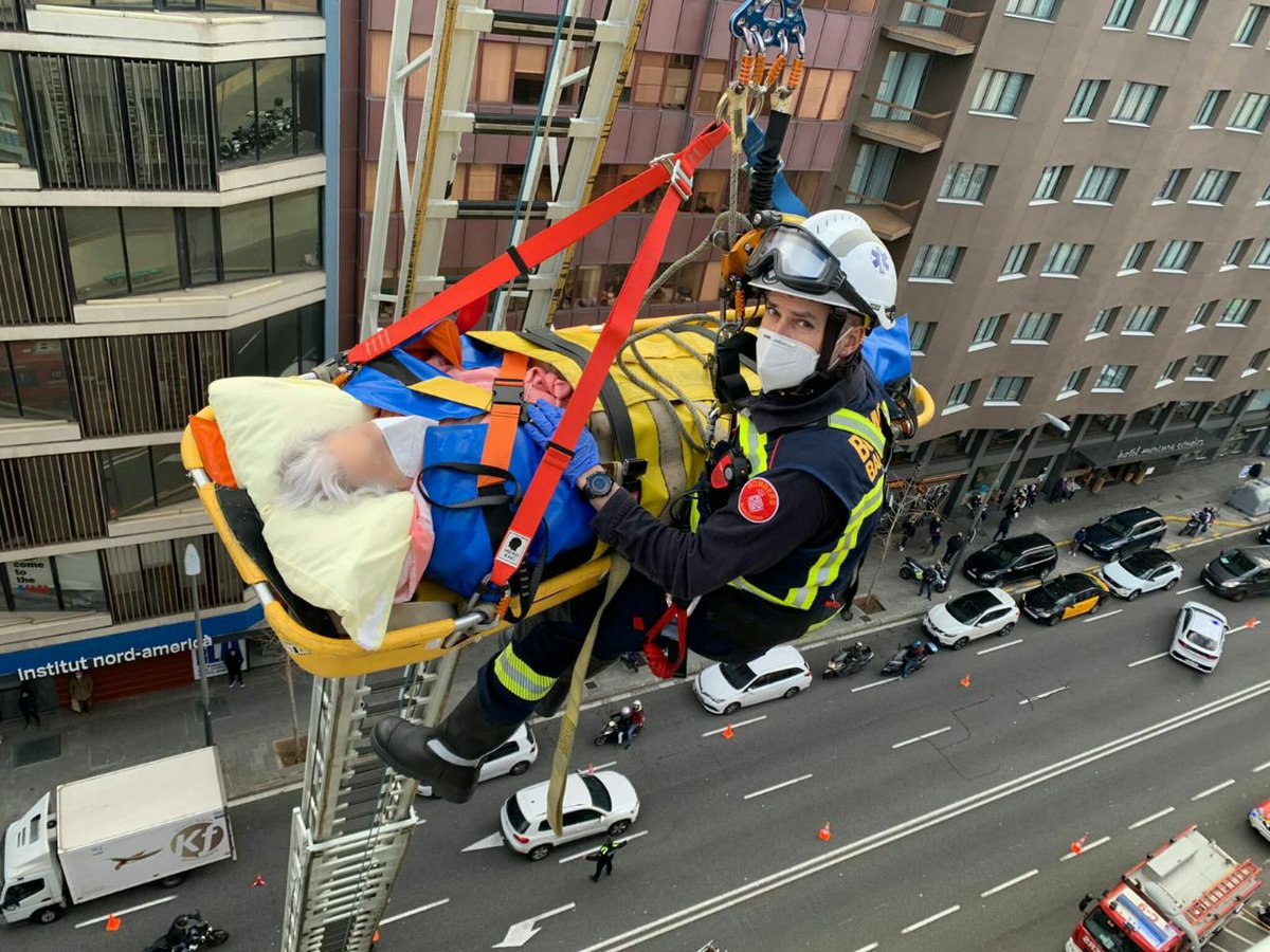 A #BombersBCN hi ha 17 infermers i infermeres que vetllen per la seguretat dels intervinents i garanteixen l'assistència sanitària de les persones afectades en les actuacions juntament amb el <a href="/semgencat/">SEM. Generalitat</a>.

En el Dia Internacional de la #infermeria, us agraïm la tasca que feu. 🙌❤️