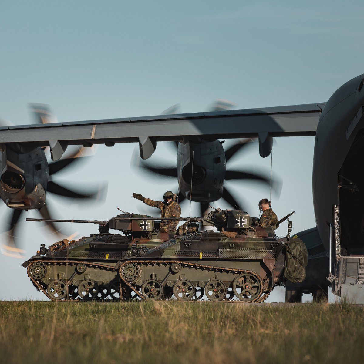 Deutsches_Heer's tweet photo. Erste taktische Luftlandeoperation mit dem #A400M von @Team_Luftwaffe – bei der #multinationalen Übung #SwiftResponse 2022 in 🇱🇹 übt die #DSK zusammen mit 🇳🇱 Luftlandesoldaten. Ziel: ein wichtiges Bodenziel in unbekanntem Gebiet einnehmen. Mehr dazu hier: https://t.co/OnNGCfwNTf https://t.co/zNdd10rgBg