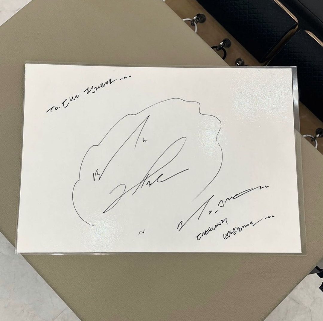 vminiecats's tweet photo. — Parece que #JHOPE fue a Dana Pilates Studio en Gwangju hace unos meses y dejo su autógrafo. El/la propietario/a del lugar compartió una foto del autógrafo y mensaje de Hoseok. 

"A. Dana Pilates ♡♡
 BTS J-Hope ♡♡
Deseo que su negocio tenga éxito/prospere ♡♡ "

@BTS_twt https://t.co/AFm1uCkYH2