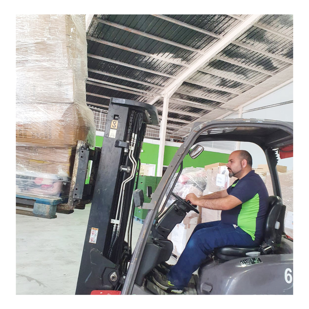 Esta semana hemos recibido una donación de ropa por parte de Replastic y gracias también a la colaboración de la Asociación de Ucranianos en Lorca. Nos han donado nada más y nada menos que 16 palets en total. 
Vaya curre!!
<a href="/Replastic2/">Replastic</a>