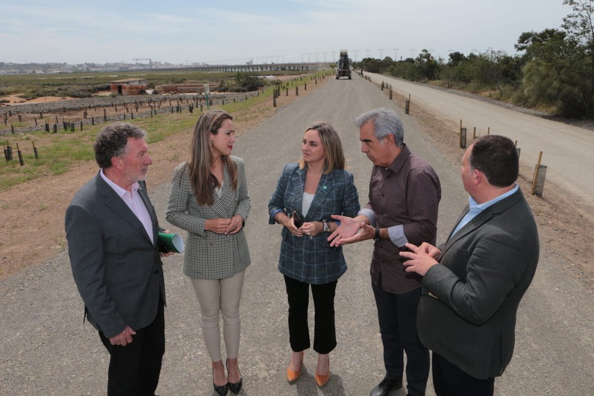FomentoAND's tweet photo. 🚲 La consejera @marifrangr ha visitado las obras del Itinerario Paisajístico del Estuario Norte del río Odiel, que unirá #Huelva, #Aljaraque y #Gibraleón por un camino ciclopeatonal 🚶🏼.

#Cicloturismo https://t.co/qg3lpz6lTV