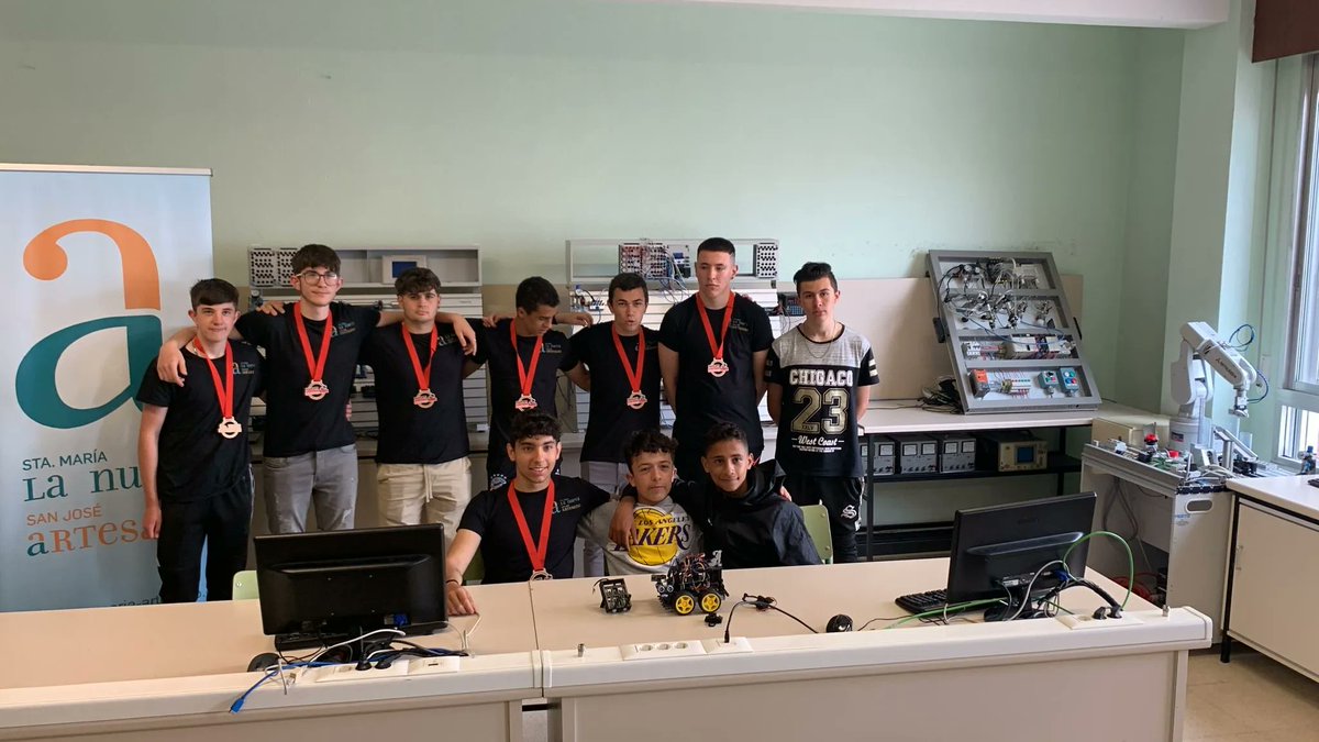 SMNSJA's tweet photo. Una gesta de la categoría que han conseguido nuestros chicos de #FPBasica #ElectricidadyElectronica se merecía de un reconocimiento a la misma altura. Desde el centro hemos querido hacérselo saber #RedCentrosIt #ArchidiocesisBurgos https://t.co/1a326Ur50z