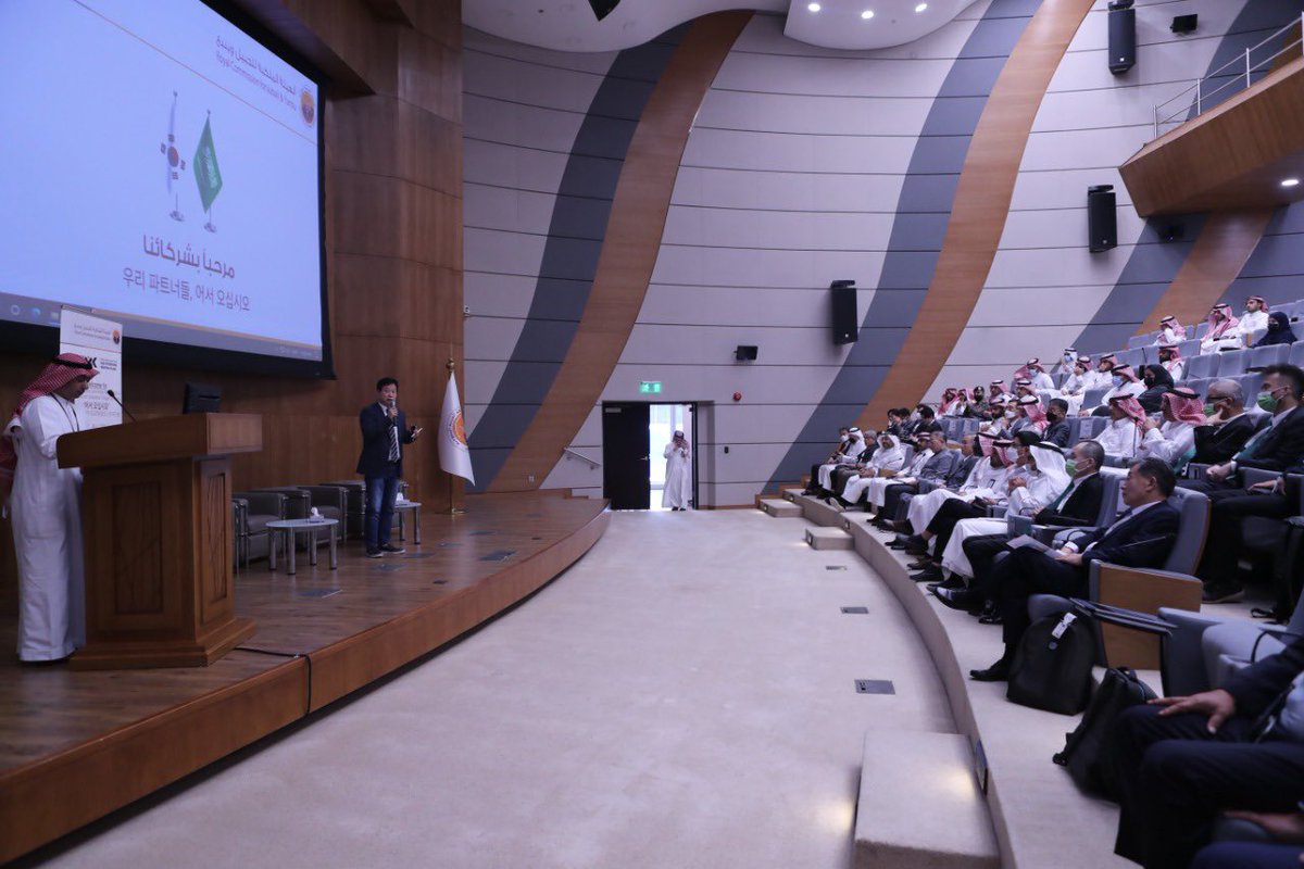 RCJY1's tweet photo. استضافت #الهيئة_الملكية_للجبيل_وينبع في مركزها الرئيس بالرياض أمس وفد مشروع القرية السعودية العالمية الصناعية لحضور ورشة عمل تعريفية عن المشروع، وبحث الفرص الاستثمارية بينبع الصناعية في مجالات الطاقة المتجددة والصناعات الرقمية والطبية والمواصلات. وعقدت الورشة بالتعاون مع @siivc3 https://t.co/jvh4SJK2IO