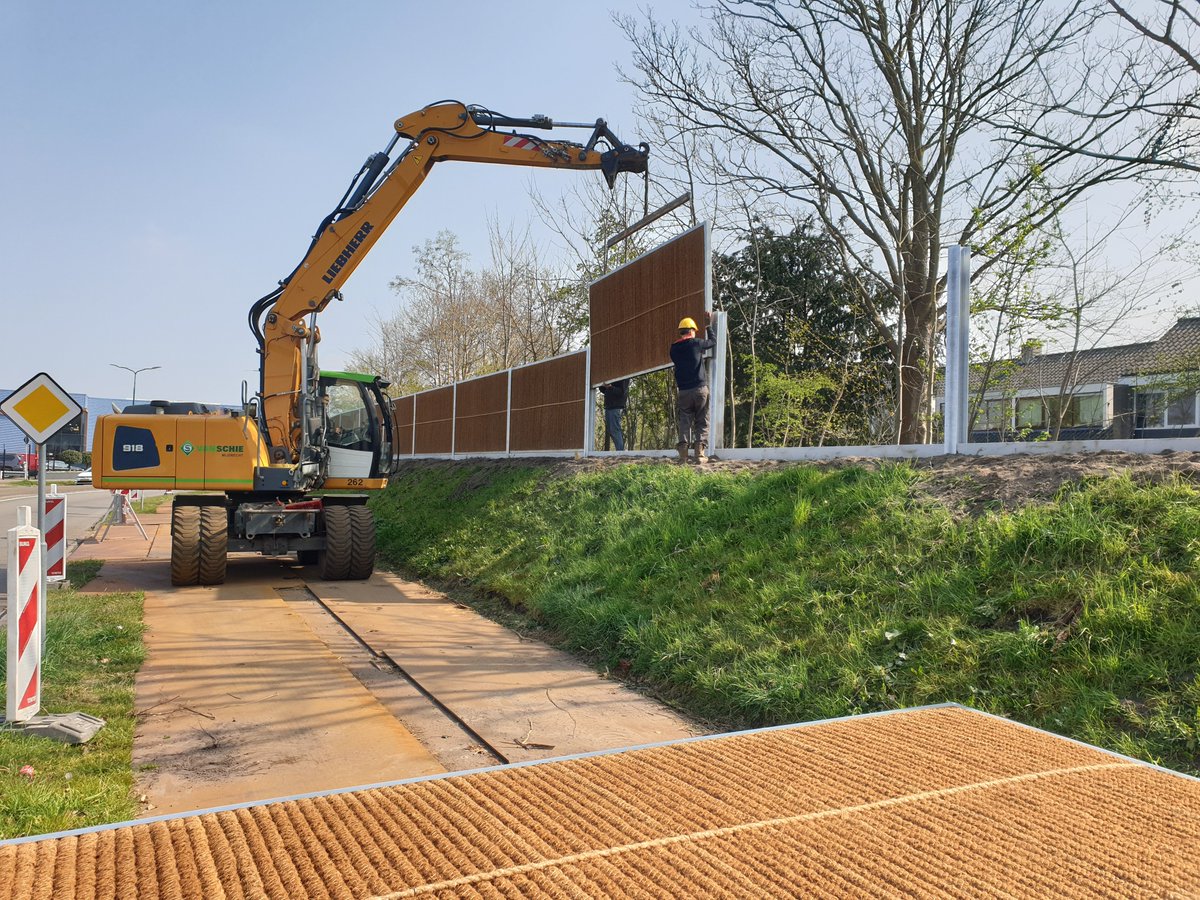 Net opgeleverd: dit fraaie nieuwe geluidsscherm voor de Gemeente Veenendaal! Langs de Grote Beer, een drukke verkeersader, hebben wij een oud houten scherm vervangen voor dit eigentijdse 2 meter hoge geluidsscherm, gebouwd op een aarden wal. Bedankt voor de samenwerking! 💪