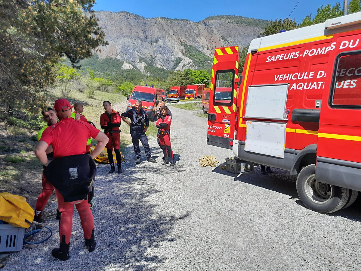 PhilippeCanivet's tweet photo. Exercice Zonal avec  les plongeurs et SAV des #pompiers13, 05, 04, 06, 30, 66, 83, 84 dans le lacde Serre poncon. https://t.co/WhLVMvX7Uc