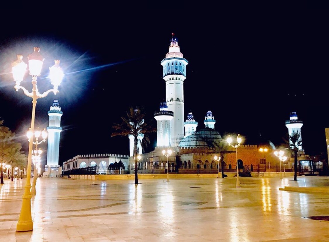 Abdoulaye1sylla's tweet photo. La seule mosquée au monde, où on a mis d’abord une voie ferrée de 50km d’une valeur de 10millionsF or, en raison de 200000F or par Km (Diourbel-Touba 1929-1931) sur fonds propres, pour faciliter le transit des matériaux devant construire la mosquée de Touba.
#FallouSene https://t.co/AoCTvtRwOh