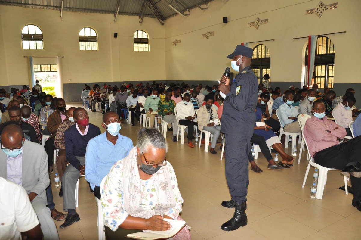 Umuyobozi wa <a href="/Rwandapolice/">Rwanda National Police</a> mu Karere Supt.Nsabimana Jean Bosco afatanyije n'Umuyobozi wa <a href="/RIB_Rw/">Rwanda Investigation Bureau</a> mu Karere Mme Uwambaye Emerthe mu butumwa bwabo,bibukije inzego zitabiriye iki kiganiro kugira uruhare mu gukumira ibyaha bitaraba kandi bagatangira amakuru ku gihe <a href="/RwandaLocalGov/">Ministry of Local Government | Rwanda</a>