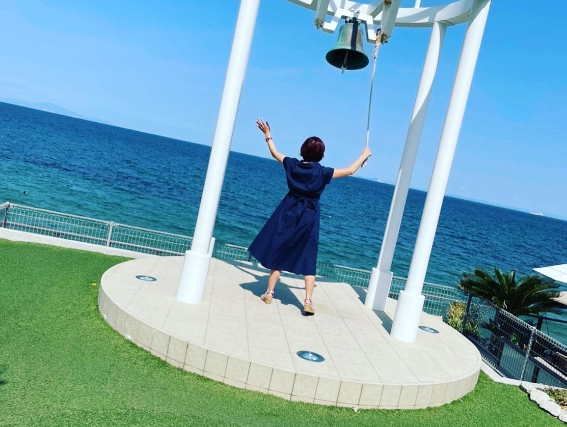 2377yuri's tweet photo. 🧅おつかれさまです🧅
あたし　いよいよ大台に乗りました✋
娘たちが　あたしの行きたがってた淡路島へ連れて行ってくれました！！
(*｣´□`)｣ありがとうー
お母さん幸せ者です🧅まだまだ　がんばるよー！！
#淡路島 #幸せのパンケーキ #誕生日 #幸せ者 #四つ葉 https://t.co/fmebV3YXyL