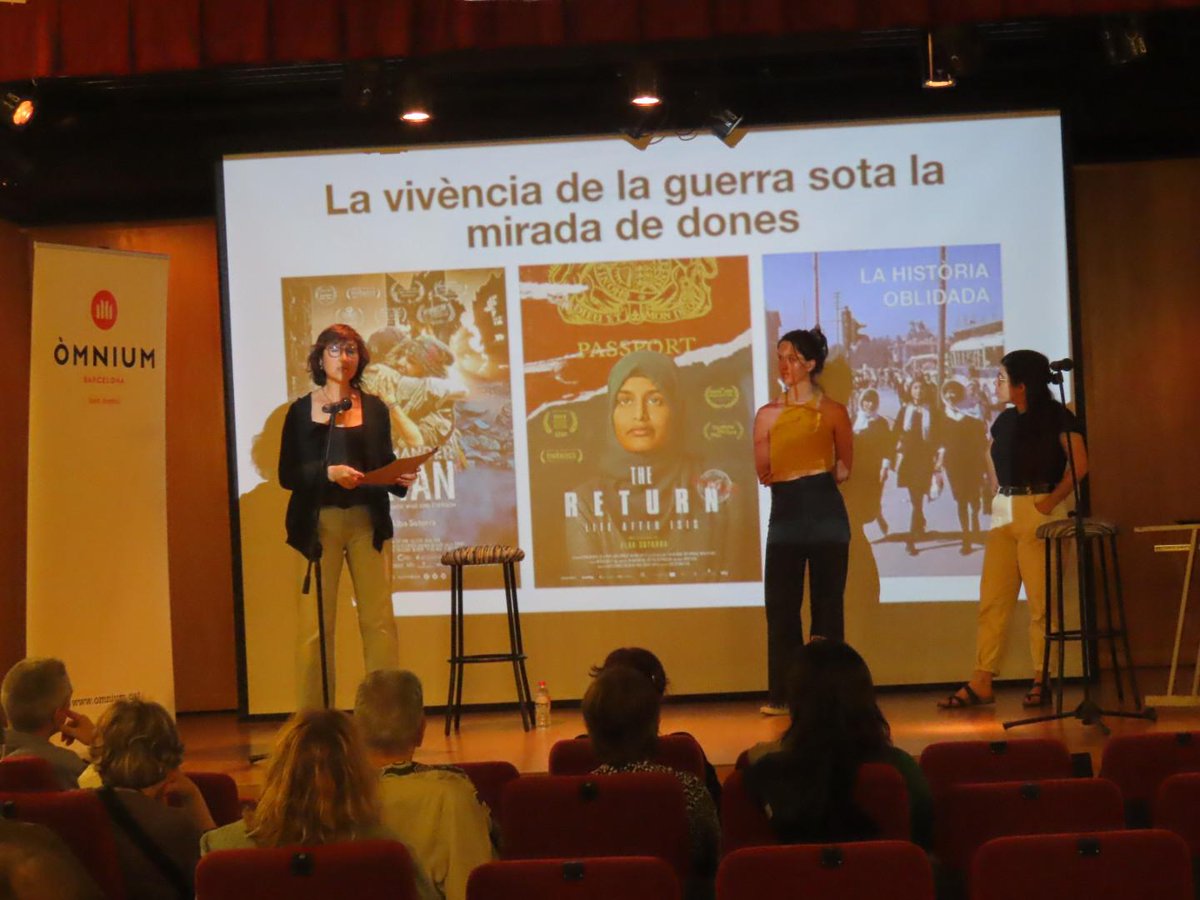 omniumstandreu's tweet photo. Magnífic col·loqui, el que vam tenir dimarts, amb referents de l'equip de la productura @AlbaSotorra Cinema Productions: la Júlia @juliaparesf  i l'Andrea Vilches @AVilches21. I tot el suport de la Mar Garro @margarlleo. Gràcies! https://t.co/XUTJmg4pIo