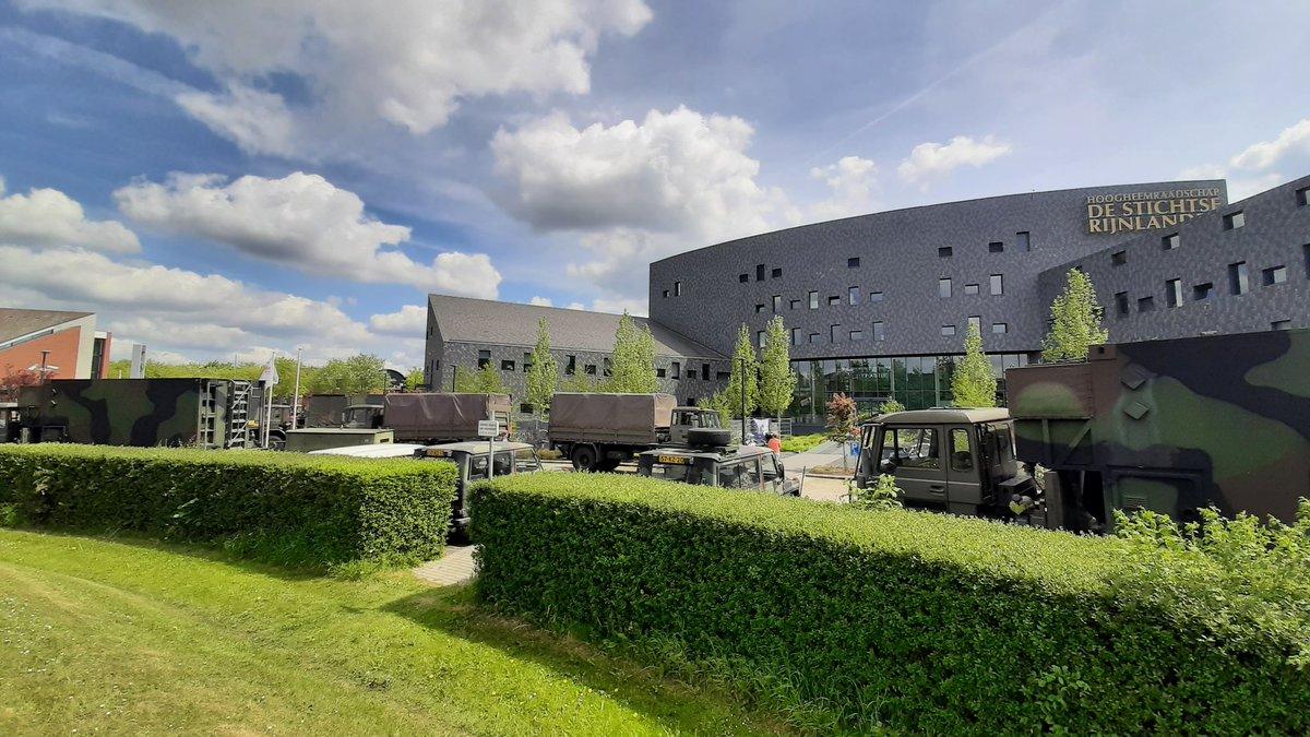 HDSR_waterschap's tweet photo. Ons terrein aan de Poldermolen in Houten kleurt vandaag nog groener dan anders: de eenheid C2OstCo van @Defensie zet tijdens de crisisoefening #Lekkedijk een satellietverbinding in om communicatie mogelijk te maken tijdens een cyberaanval https://t.co/FG0bp7Dyux