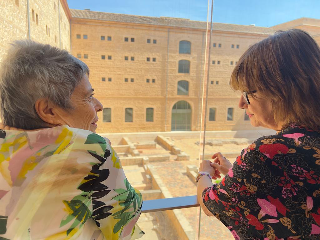 AmoragaCarmen's tweet photo. Se llama Maruja y también Olivia. Perdió a su padre con 4 años y no supo de él. 
Hoy, con 87, visita la prisión de la que salió a morir.
Creo en la energía. Creo en la alegría.
Creo en las personas buenas como Olivia, como Carlos Gómez, Bluff.
Creo en la memoria. 
Creo en el amor https://t.co/Wc1CdI9WxJ