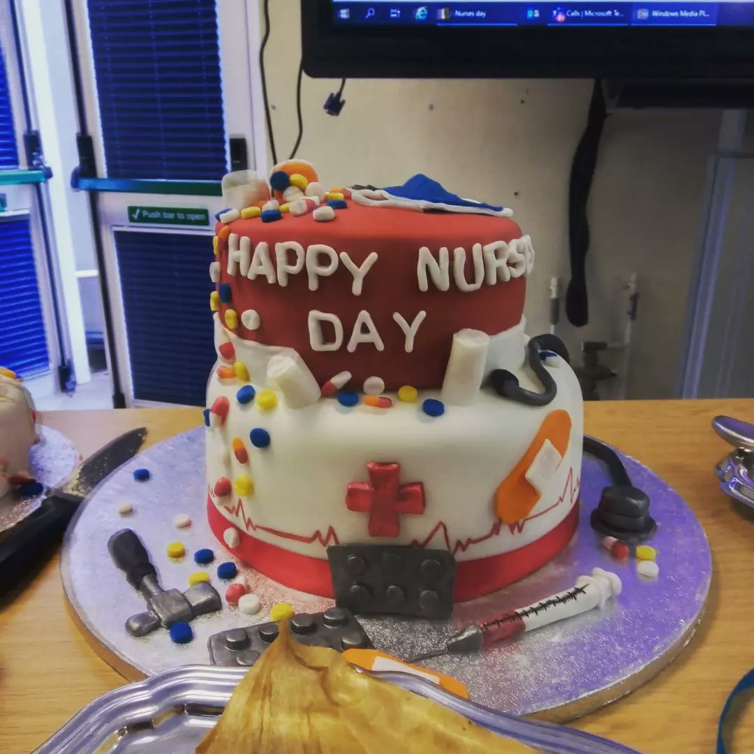 QVHcharity's tweet photo. Happy #NursesDay2022! Thank you to all the amazing nurses in all of the different departments @qvh. We are so pleased to be celebrating you today. Huge thanks to Balloon Chic Boutique in #EastGrinstead for donating this beautiful display https://t.co/dfdOev925r
