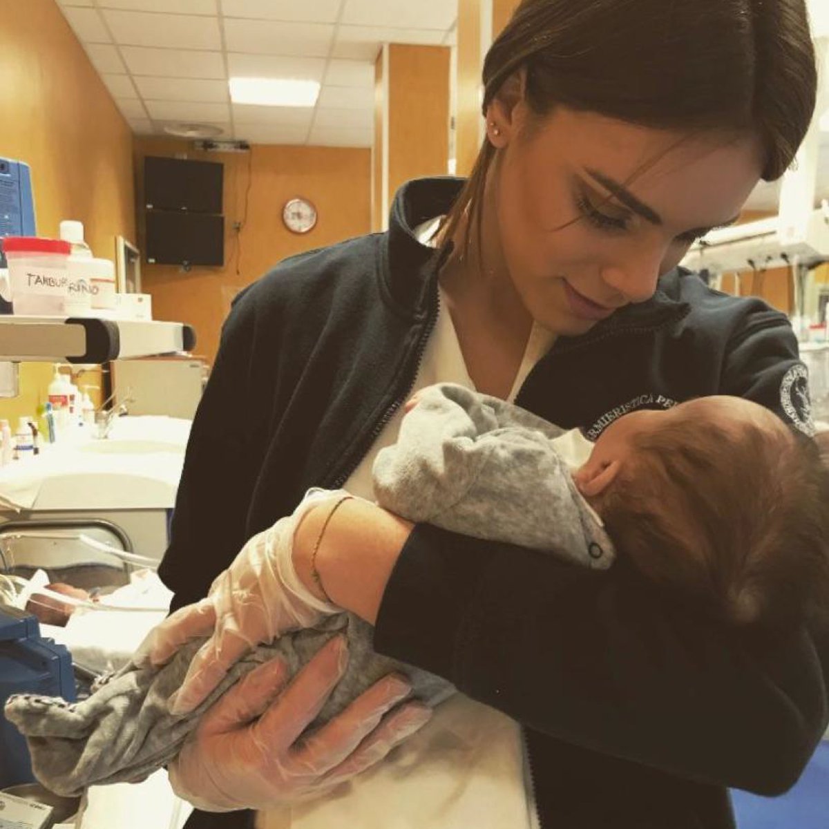 Come recita il codice deontologico degli #Infermieri: 
“Il tempo di relazione è il tempo di cura”
Perché nella relazione di cura si diventa amici, complici, famiglia.
Un grazie di cuore a tutti gli #angeli in corsia 
#giornatainternazionaledellinfermiere 
#12maggio #infermiere