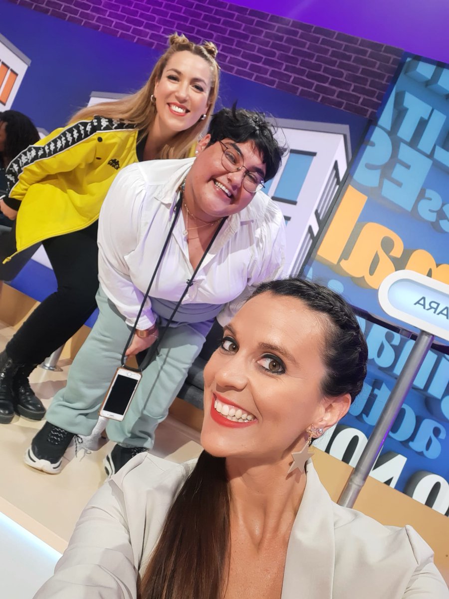 📸 Les veïnes d'#AixòNoÉsNormal ja estan preparades per al cap de setmana! I vosaltres? 📢
Gaudiu del vostre temps lliure, del bon oratge i no falteu a la vostra cita amb <a href="/apunt_media/">À Punt</a> 📺. 

📌 Demà dissabte a les 20 h 🕗! 

<a href="/yvettetieta/">Yvette Delhom</a> <a href="/maria_richart/">Maria Richart</a>