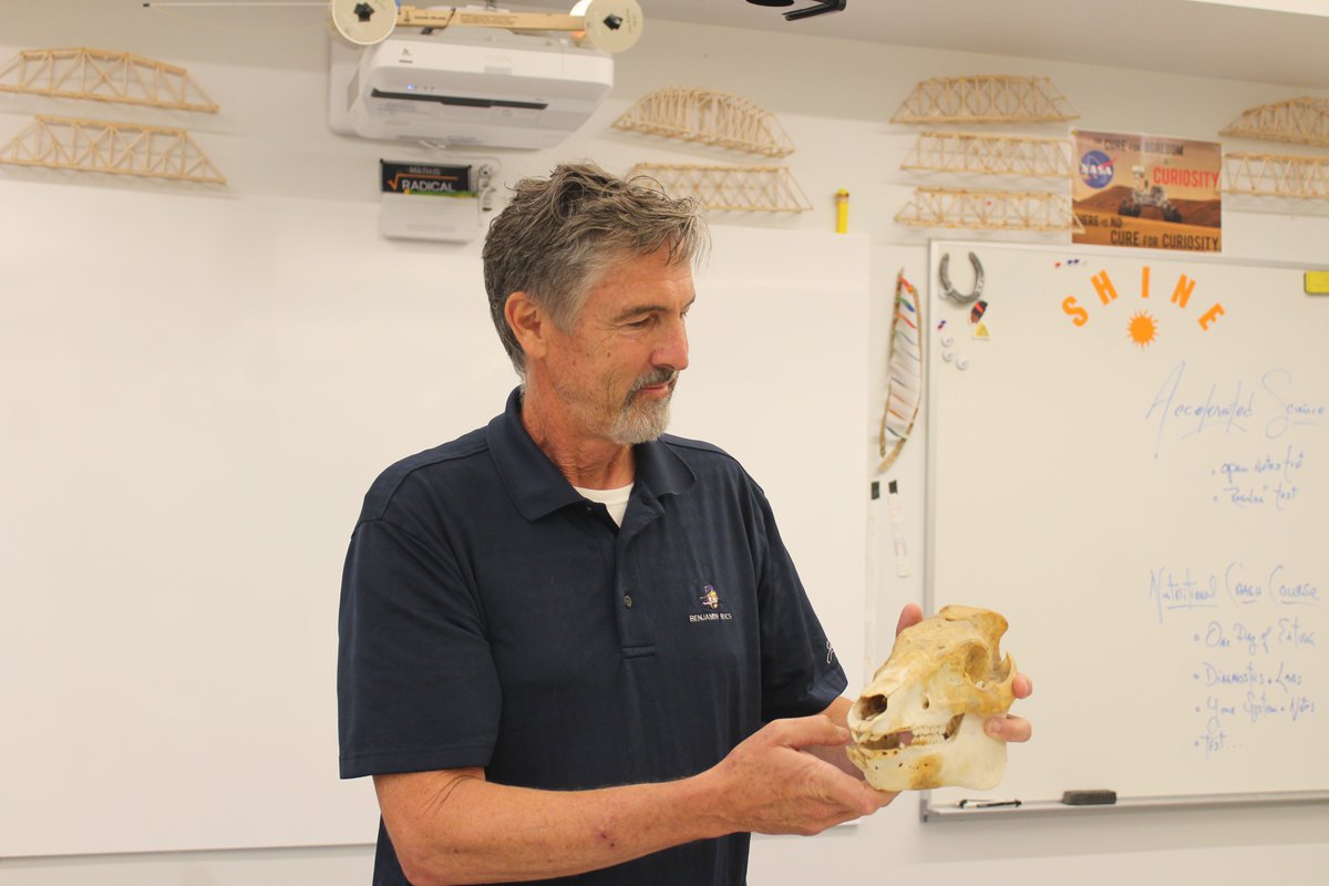 TBSjweb's tweet photo. This week in Accelerated Science, Mr. Oster is giving the students a nutrition crash course. Students are learning about what types and amounts of food they should be eating in a day, and learning more about the animals they are consuming. #ScienceRocks #Nutrition #animals https://t.co/7kbajz9VfI