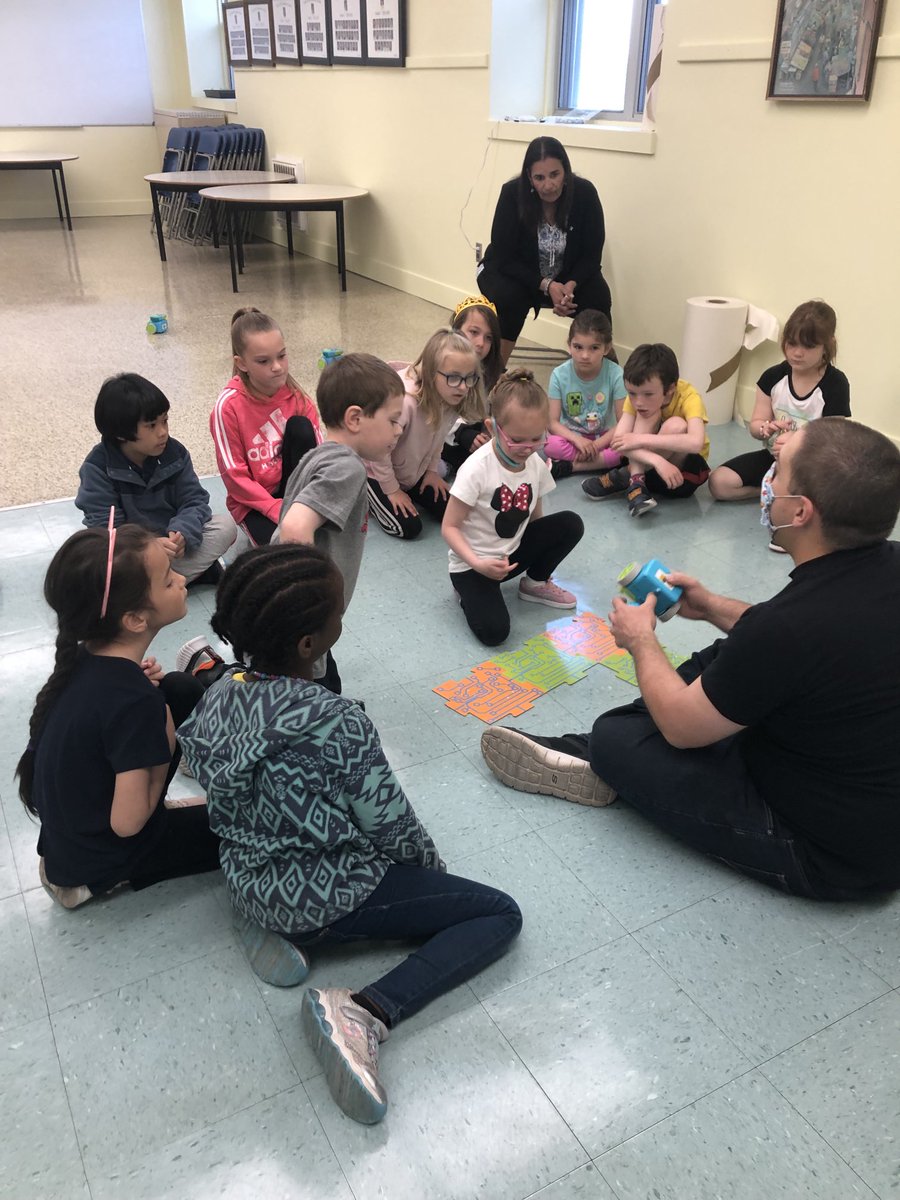 GlenFallsSchool's tweet photo. Glen Falls Stars having a blast learning coding 🤩 Thank you, Science East #GlenFallsSchool #ScienceEast https://t.co/sTx3esrgxG